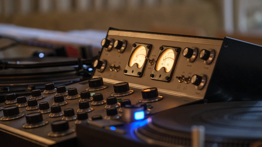 Audiophile Bars vs. Jazz Clubs: What’s the Difference?