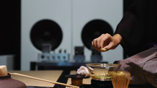 “请保持安静”纽约店——鲍威里街上一家以声音与仪式为核心的聆听酒吧