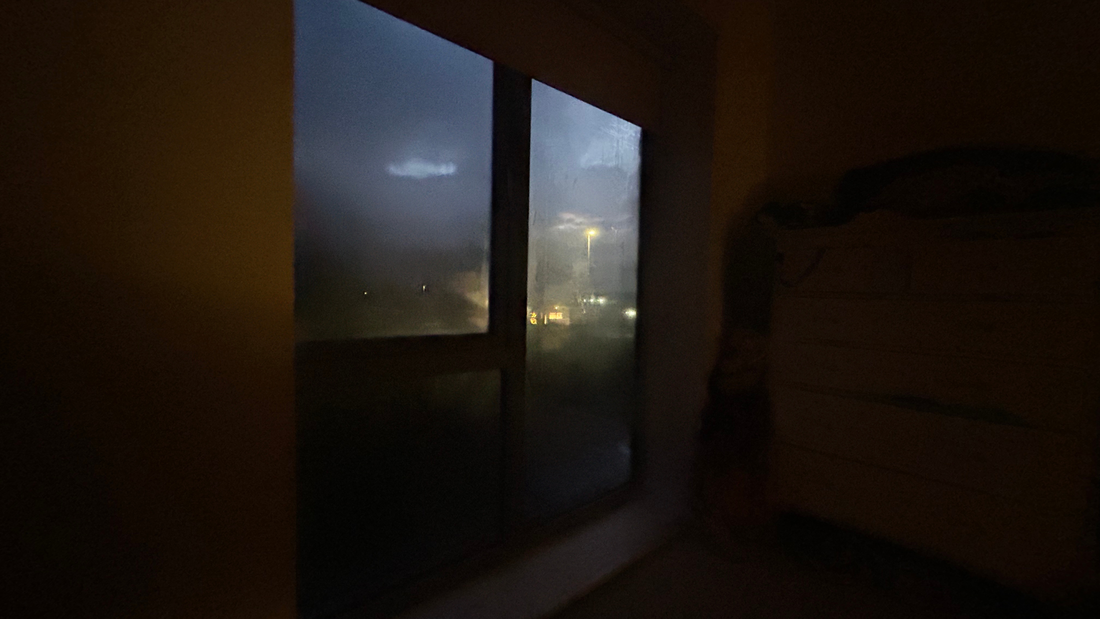 上午6:15 — 醒来前的房间