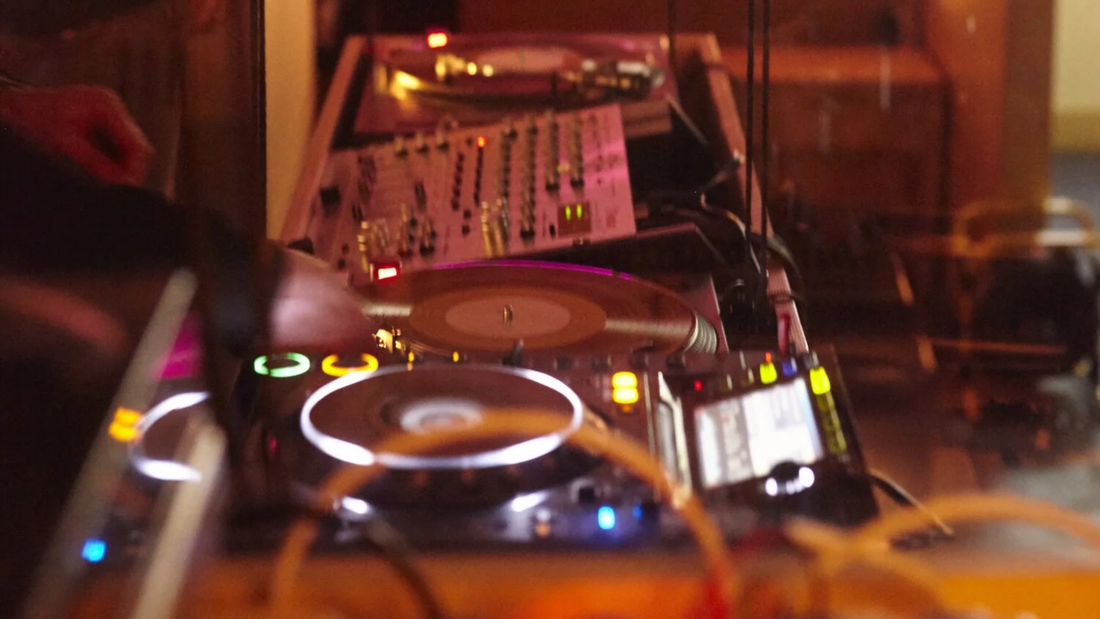 この壁の向こう側 — ハックニー / インテントショナル・フリークエンシー