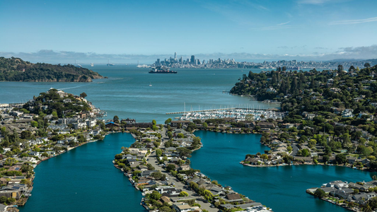 Belvedere Listening Bars — Bay Light, Hillside Calm, Pacific Perspective — Guida "Tracks & Tales"