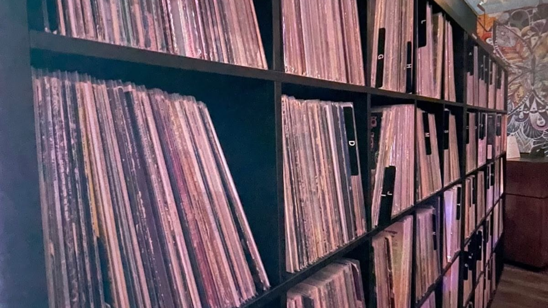 Mojo's Vinyl Bar, Highwood — A Listening Bar Built Around the Queue