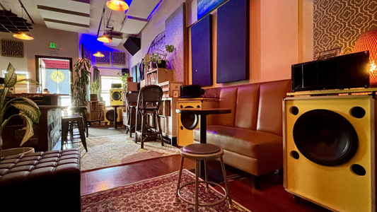 「リスニング・カフェ」――なぜ「音」が文学の場を取り戻しつつあるのか