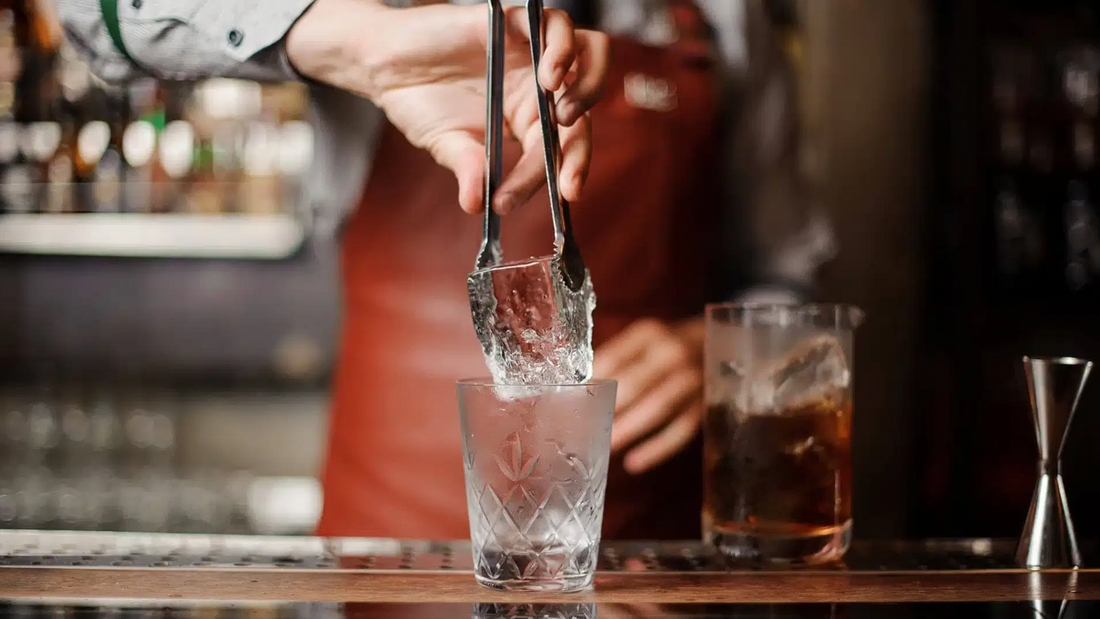 「氷の芸術：ウイスキーのグラスにおいてなぜ重要なのか」