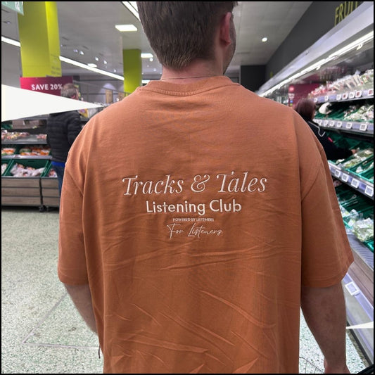 「Tracks & Tales リスニング・クラブ」Tシャツ - 限定版 - テラコッタ／オート